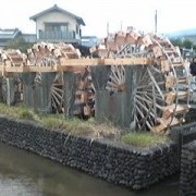 朝倉の三連水車まもなく動きます。実働している珍しい水車です。